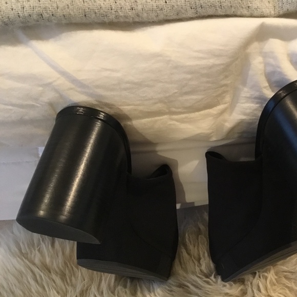 Donald Pliner Georgette Sandal, Black - Picture 7 of 9